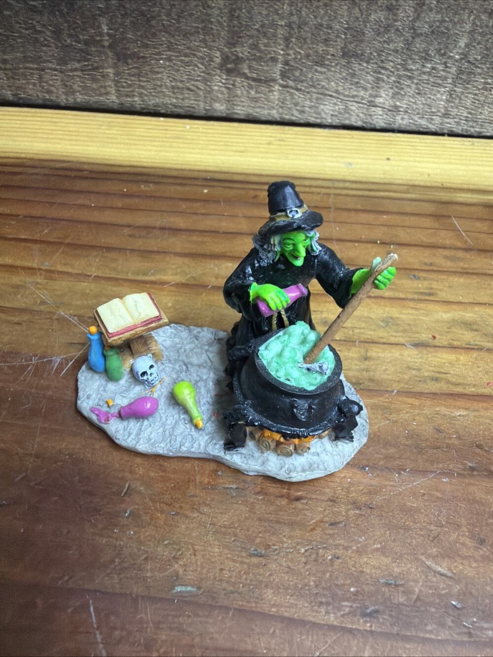 Lemax Spooky Town Halloween Village The Witch's Cauldron Potions Brew